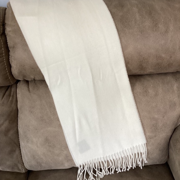 Soft Acrylic scarf made in Italy like new - Picture 1 of 4